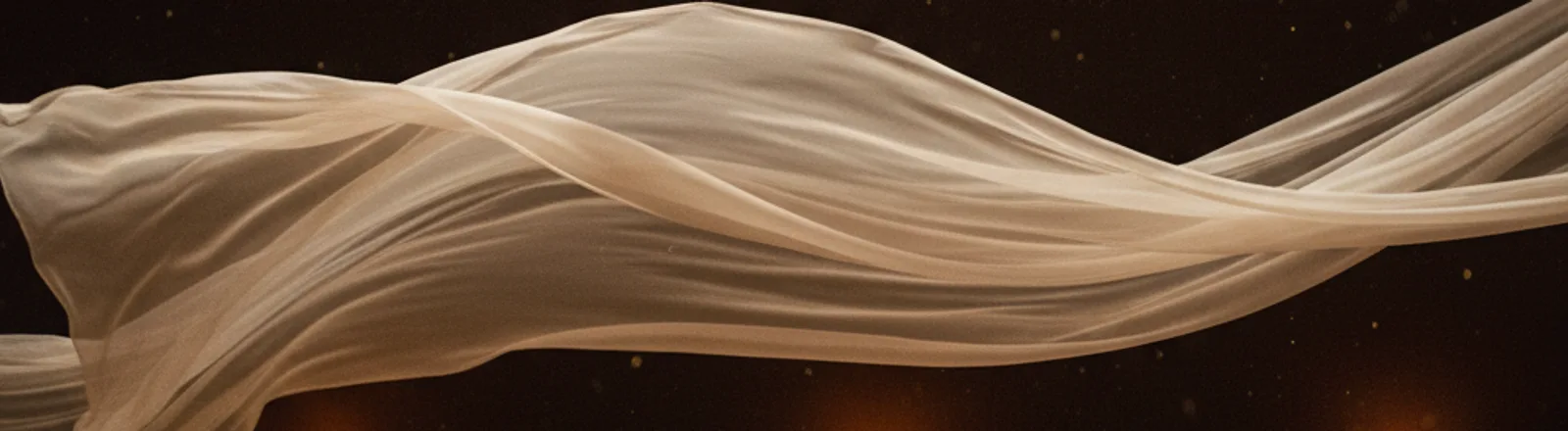 Voile de mousseline ivoire ondulant dans la lueur des bougies