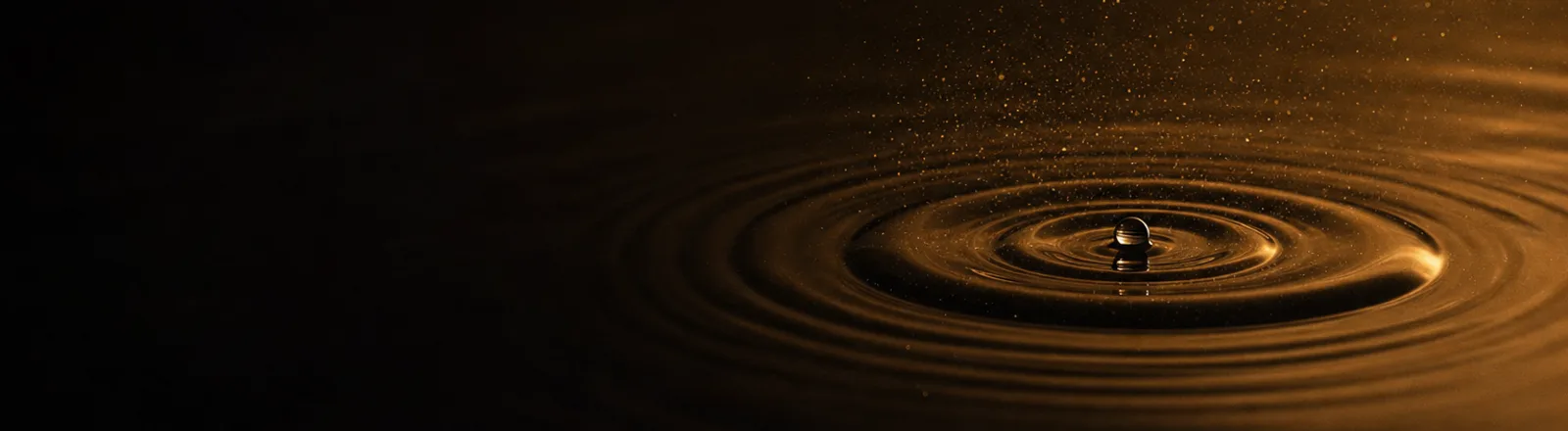 Ondes dorées à la surface d’une eau noire, dans la lueur des bougies : le voyage sonore